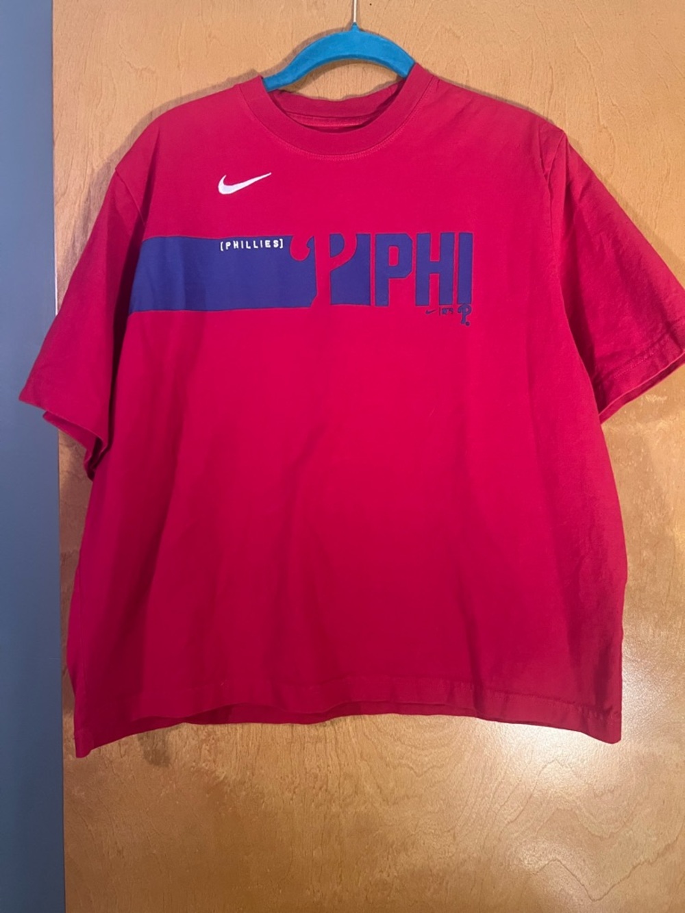 Nike Woman’s Philadelphia Phillies Red Graphic Tee